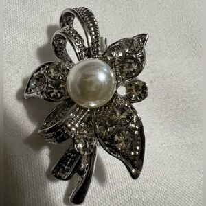 BROOCH ELEGANT SILVER TONE WITH FAUX PEARL ENCRUSTED WITH CLEAR STONES FLOWERS
